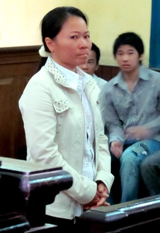 Đau buồn vì tiền chắt chiu cả đời mất trắng, bị gia đình trách móc, hắt hủi, mất uy tín, không ít người vì chơi hụi, uất ức đã tự tử... Một người phụ nữ ở Vũng Tàu đã phải tự tử vì cùng quẫn khi chủ hụi Phạm Thị Tới (40 tuổi, ngụ tại Vũng Tàu) tuyên bố phá sản, xù nợ. Ảnh đối tượng Phạm Thị Tới.