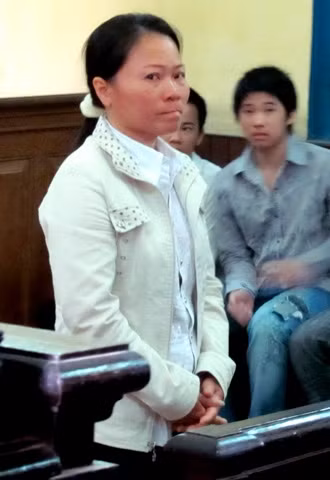 Đau buồn vì tiền chắt chiu cả đời mất trắng, bị gia đình trách móc, hắt hủi, mất uy tín, không ít người vì chơi hụi, uất ức đã tự tử... Một người phụ nữ ở Vũng Tàu đã phải tự tử vì cùng quẫn khi chủ hụi Phạm Thị Tới (40 tuổi, ngụ tại Vũng Tàu) tuyên bố phá sản, xù nợ. Ảnh đối tượng Phạm Thị Tới.