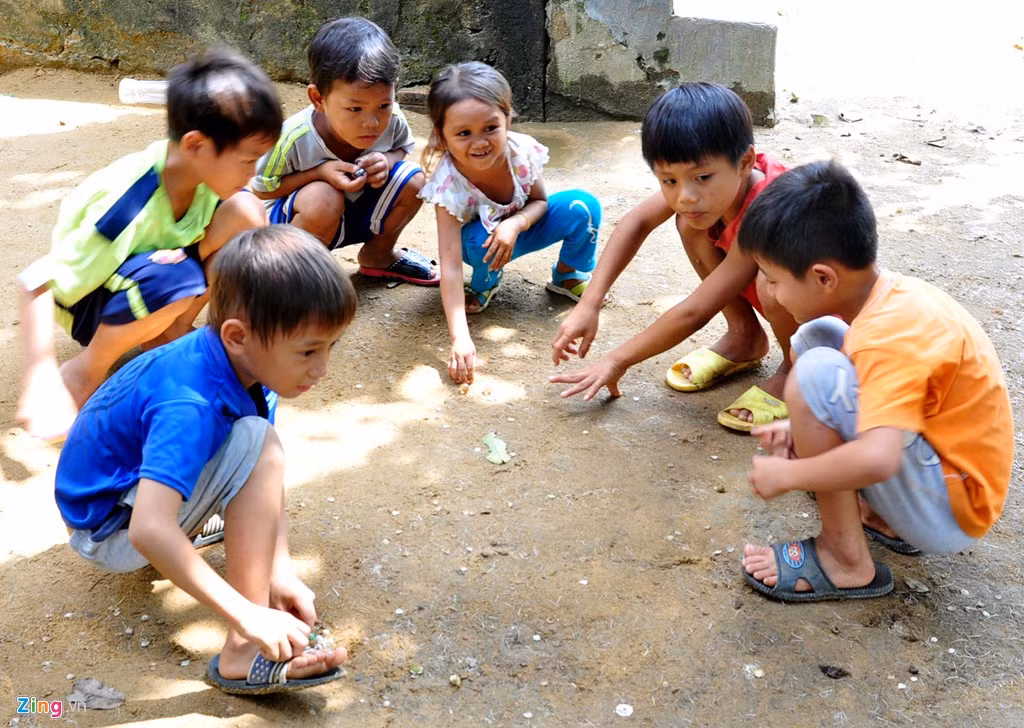 Cơ thể thấp còi, hàng ngày cô bé không phụ giúp gì được cho gia đình, chủ yếu chơi trò chơi cùng những đứa trẻ trong làng.