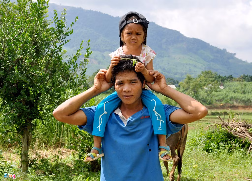 Cùng tìm hiểu về cuộc sống của cô gái Quảng Ngãi 20 tuổi nặng 11 kg.Tháng 2/1996, bà Đinh Thị Ngâm (ngụ xã Sơn Nham, huyện vùng cao Sơn Hà) sinh con gái đầu lòng đặt tên là Đinh Thị Huyền. "Lúc chào đời, con gái tôi cũng khóc oa oa, sức khỏe bình thường như những đứa trẻ khác nhưng một tháng sau thì bé lên cơn sốt phải nằm viện điều trị dài ngày. Từ ngày xuất viện đến nay, không hiểu sao con gái tôi không lớn nổi nên dân làng thường gọi là bé tý hon", anh Đinh Éo (cha của Huyền) cho biết.