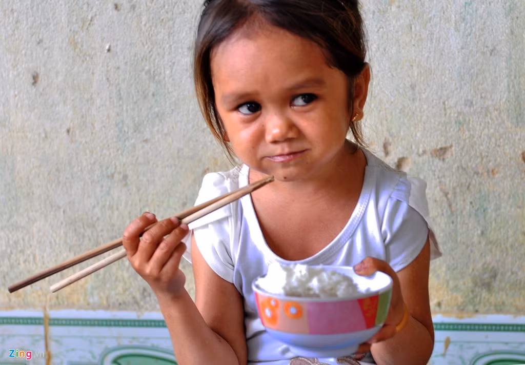 Cô gái chỉ ăn hai bữa trưa và tối hàng ngày (mỗi bữa ăn nửa chén cơm).