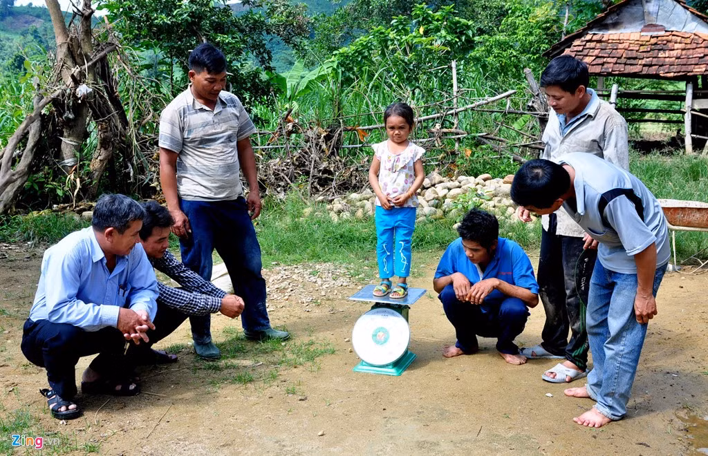 Ông Đinh Văn Bay, Chủ tịch UBND xã Sơn Nham, xác nhận nhiều lần địa phương mời các đoàn y, bác sĩ về thôn Xà Nay thăm khám, cấp phát thuốc, nhiều loại Vitamin bồi dưỡng cơ thể cho Huyền. Tới 20 tuổi nhưng cô gái này vẫn chỉ cao 80 cm, nặng khoảng 11 kg.