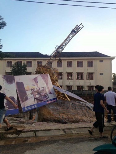 Trước đó, một vụ tai nạn thương tâm đã xảy ra tại Nghệ An. Ngày 14/11, một vụ sập cần cẩu đè chết một học sinh lớp 10 đã xảy ra tại sân thể dục trường THPT Lê Viết Thuật (TP Vinh, Nghệ An). Một số học sinh ở lại trường chơi thể thao thì bất ngờ cần cẩu của một toà nhà chung cư gần đó đổ sập xuống, đè trúng nam sinh đang đứng ở sân khiến em này tử vong ngay tại chỗ. Ảnh chiếc cần cẩu đổ vắt qua mái trường. Nguồn ảnh: Công an nhân dân.