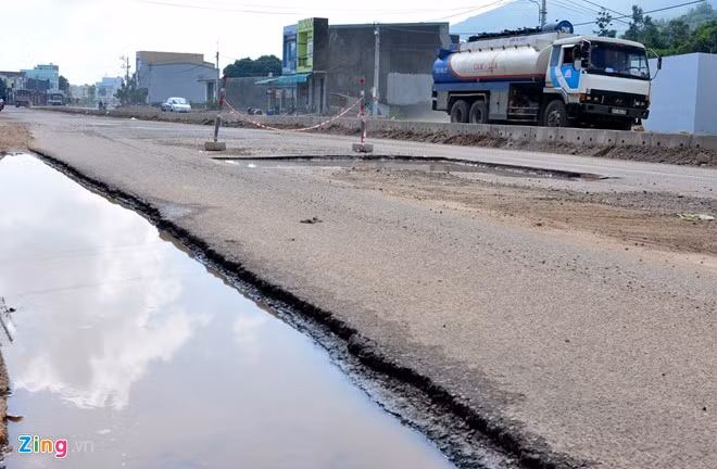 Hiện tượng ổ gà trên đường quốc lộ xuất hiện nhiều sau mưa lũ. Mưa lũ lớn khiến tuyến quốc lộ 1D đoạn qua TP Quy Nhơn xuất hiện nhiều ổ gà, ổ trâu gây nguy hiểm cho người đi đường. Giám đốc Sở GTVT Bình Định Nguyễn Tự Công Hoàng, cho biết nhiều đoạn tuyến quốc lộ 1,1D, 19, 19B, 19C bị ngập sâu trong lũ những ngày qua, gây phát sinh hư hại. Thống kê ban đầu, thiệt hại của ngành giao thông ở địa phương này đến hơn 210 tỷ đồng.