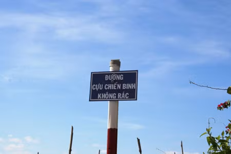 Đường “Cựu Chiến Binh Không Rác” ấp 2, xã Xuân Thới Thượng, huyện Hóc Môn là công trình do các cựu chiến binh tại địa phương xây dựng.