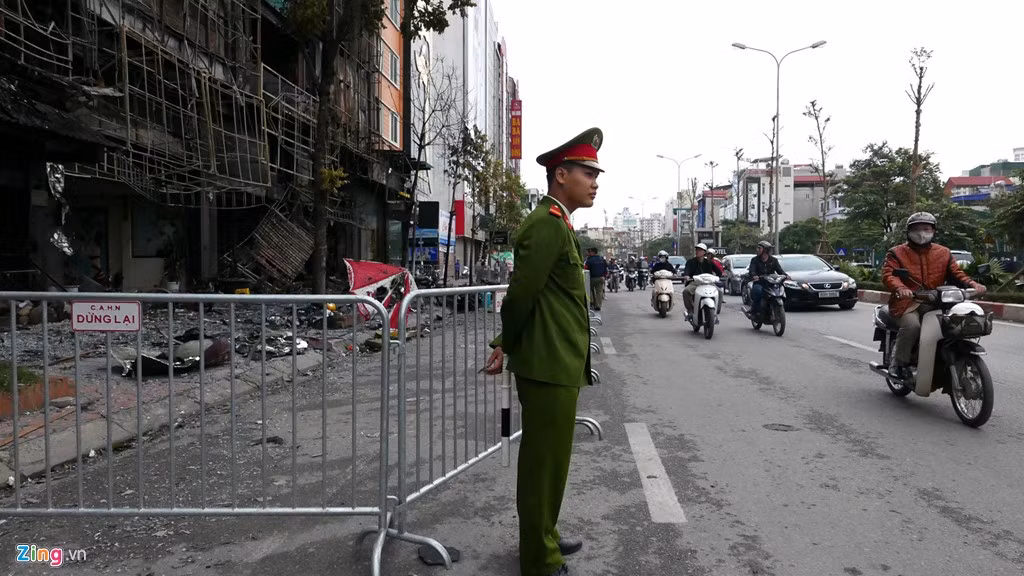Công an phong toả bằng hàng rào an ninh.