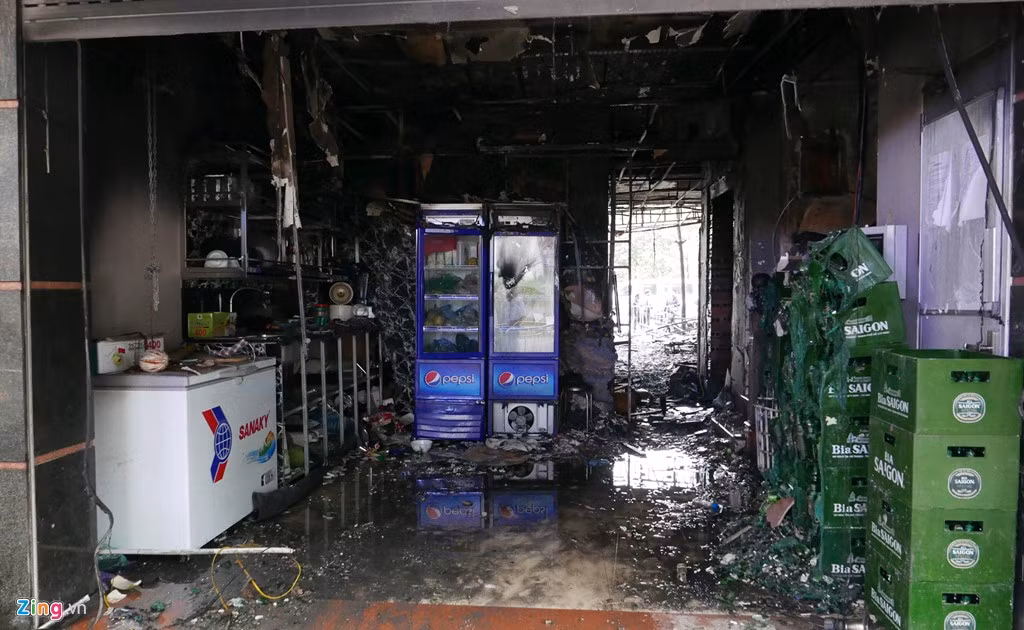 Phía sau phòng tầng 1 của quán karaoke.