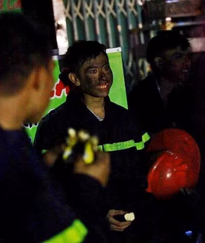 Khuôn mặt còn đầy vết tro bụi nhưng người lính cứu hỏa vui vẻ ăn bánh mì và nở nụ cười tươi sau khi hoàn thành nhiệm vụ đã để lại ấn tượng tốt đẹp.