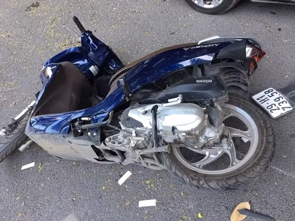 Tại hiện trường, vụ tai nạn khiến ôtô bị hư hỏng hết phần mui bên phải phía trước, vỡ đèn xe... Hai chiếc xe máy cũng bị hư hỏng nghiêm trọng.