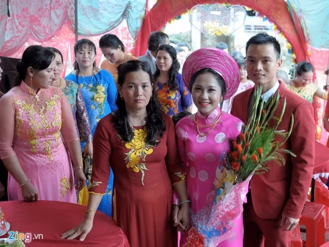 Hà tâm sự, anh là nhân viên kinh doanh lĩnh vực điện máy, vợ là Lâm Thị Kim Liên (23 tuổi, cùng quê Phú Yên) làm nghề truyền thông giải trí, đều công tác tại TP.HCM. Đôi bạn trẻ gặp, yêu nhau tại TP.HCM, đến tháng 11 này trở về quê kết hợp lại trùng khớp đợt mưa lũ lớn tràn về.