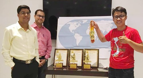Tuần qua, thông tin chàng trai Dương Anh Vũ đã được 3 tổ chức kỷ lục Thế giới gồm Quỹ Nghiên cứu Hỗ trợ Kỷ lục Thế giới (Research Fundation Assist World Record), Sách Kỷ lục Thế giới High Range (High Range Book of World Records) và Sách Kỷ lục Incredible (Incredible Book of Records) xác lập cho 4 kỷ lục về trí nhớ học thuật khiến nhiều người chú ý. Nguồn ảnh: VTC News.