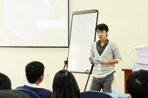 Dương Anh Vũ được xác lập kỷ lục vì nhớ được 108 hệ thống dữ liệu thống kê toàn cầu với 22.248 mục dữ liệu, trong đó chứa 41.725 con số và 18.725 mục dữ liệu chữ. Bao gồm các dữ liệu như: diện tích, chiều dài bờ biển, tỷ giá hối đoái, GDP, tiền tệ, hệ thống chính trị... Nguồn ảnh: VTC News.