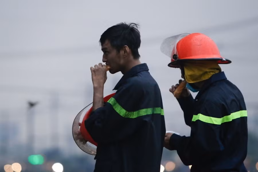 Cứu người, cứu nạn là trên hết, thời gian gấp rút, các chiến sỹ vội vàng ăn bánh mỳ để kịp thay ca. Hình ảnh trong vụ cháy nhà máy nệm Vạn Thành, Củ Chi, TP HCM hồi tháng 5 vừa qua khiến nhiều người càng thêm cảm phục, yêu mến các anh. Nguồn ảnh: Zing.