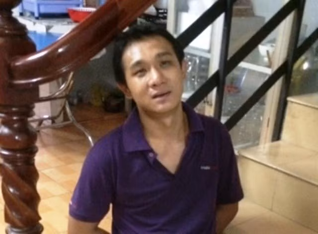 Không chỉ đốt nhà, nhiều thanh niên phê thuốc còn gây nhiều thương tích cho những người xung quanh. Sự việc xảy ra vào chiều 9/3 trên đường Châu Văn Liêm (phường An Lạc, quận Ninh Kiều, TP Cần Thơ). Nghi can được xác định là Hà Trí Hậu (29 tuổi, ngụ phường An Lạc). Người đân địa phương thấy Hậu la hét, tự tay đốt nhà. Nguồn ảnh: Zing.