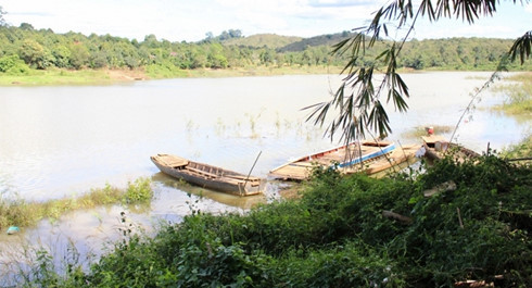 Vụ lật thuyền khiến 4 người chết trên nhánh của sông Lấp thuộc hạ nguồn thủy điện Thác Mơ (xã Minh Hưng, huyện Bù Đăng, tỉnh Bình Phước) hôm 27/11 khiến nhiều người không khỏi xót xa. Chiều tối 26/11, thuyền chở 8 người đều là những người quen, họ hàng từ bên này sang bên kia sông thăm người thân. Khi về, đến cầu sông Lấp, do nước vào mùa mưa dâng cao, xuồng tròng trành, người đông xuồng nhỏ nên đã bị lật úp. Nguồn ảnh: VTC News.