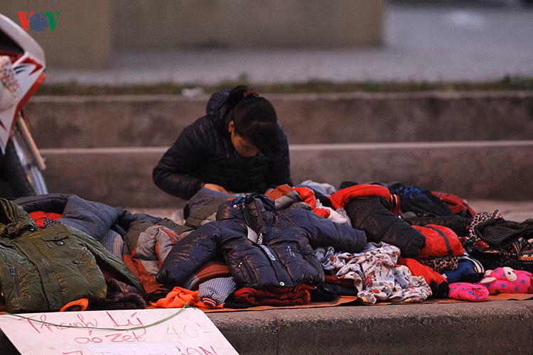 Thậm chí 1 “cửa hàng” đề thanh lý áo rét chỉ với mức giá 40 ngàn đồng.