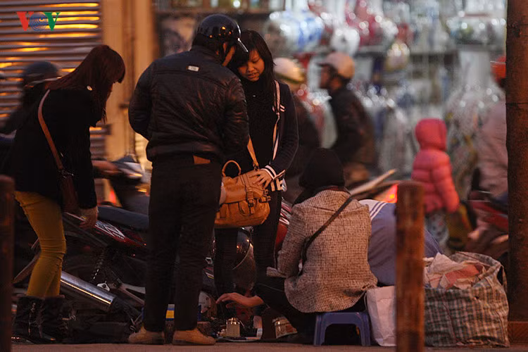 Không chỉ có quần áo, nhiều món đồ lặt vặt cũng được bày bán và thu hút khách như kim chỉ, nữ trang, son phấn… tất nhiên đều giá rất rẻ so với mua ở shop…