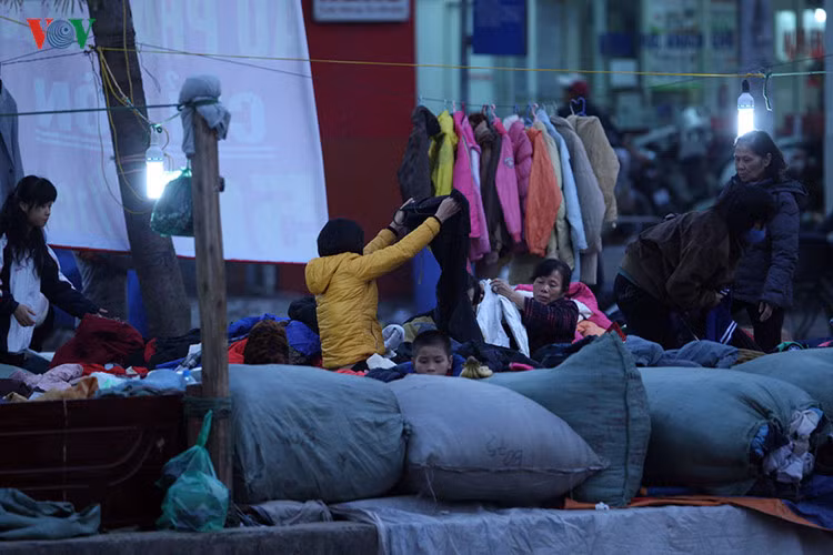 Rất ít đồ được treo lên cho khách hàng dễ lựa chọn mà hầu như được chất đống dưới đất, và ai có “may mắn” thì người đó sẽ chọn được 1 món đồ ưng ý.