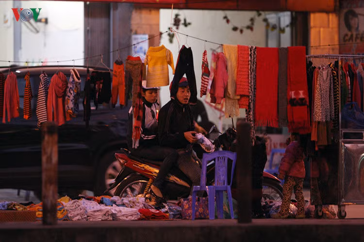 Chợ họp ngay vỉa hè, sát lòng đường nên nhiều người đi làm về chỉ cần dừng xe là ngắm, chọn và mua được đồ mang về.