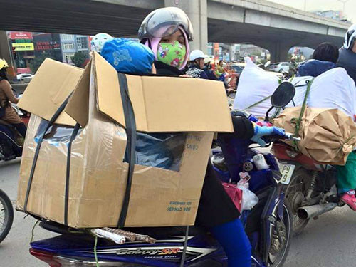 Gió lạnh cũng "bó tay" với cách chở con trong thùng các tông của mẹ.