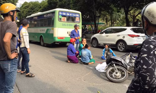 Ngày 9/11, một người đàn ông khoảng 45 tuổi chạy xe máy trên đường Lê Lai hướng từ ngã 6 Phù Đổng về chợ Bến Thành (TP HCM) thì va chạm với xe buýt chạy cùng chiều, ngã xuống đường và bị xe buýt cán chết tại chỗ. Nguồn ảnh: Tuổi Trẻ.