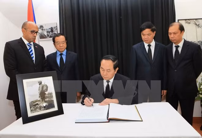 Chủ tịch nước Trần Đại Quang ghi sổ tang viếng đồng chí Fidel Castro Ruz. (Ảnh : Doãn Tấn/TTXVN).