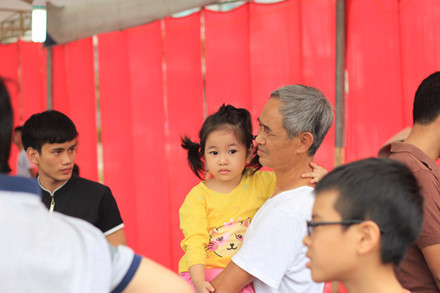 Có cả nhiều em bé cũng được đưa đi xem thi huấn luyện chim săn mồi. Nhiều người dân tỏ ra rất thích thú khi quan sát các chú chim săn mồi biểu diễn kỹ nghệ săn bắt của mình.