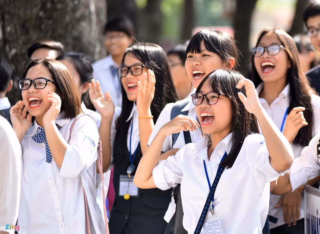 Tại trường THPT Chu Văn An (quận Tây Hồ, Hà Nội), học sinh rạng rỡ dự lễ tôn vinh thầy cô trên sân trường.