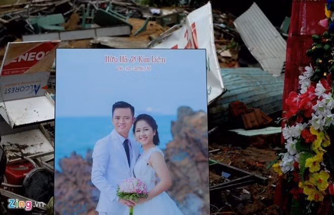 Đã định ngày cưới và mời hàng trăm thực khách, dù căn nhà đổ sập do mưa lũ nhưng ngày 5/11, gia đình ông Hải vẫn tổ chức đám cưới cho con trai đầu lòng Nguyễn Hữu Hà (28 tuổi).