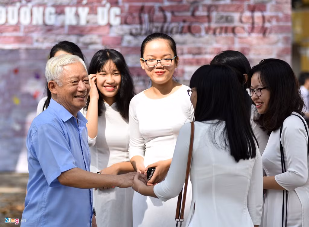 Thầy Hoàng Năng Định (cựu giáo viên dạy môn Lịch sử) vui mừng gặp gỡ các nữ sinh mà ông từng dạy. Thầy mới nghỉ hưu chưa đầy 2 năm, học trò cũ của ông vẫn còn ngồi trên ghế nhà trường.