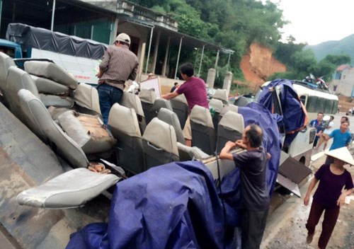 Chiếc xe khách bị hỏng hóc nặng các bộ phận sau khi bị xe ben "xẻ ngang". Nguồn ảnh: FB Duy Minh.