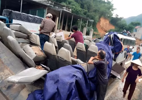 Chiếc xe khách bị hỏng hóc nặng các bộ phận sau khi bị xe ben "xẻ ngang". Nguồn ảnh: FB Duy Minh.