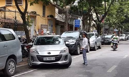 Sở GTVT Hà Nội vừa đề xuất UBND TP phương án tổ chức thí điểm các điểm dừng, đỗ; trông giữ xe ô tô công cộng dưới lòng đường theo ngày chẵn, lẻ trên địa bàn thành phố. Theo đó, 5 tuyến phố được lựa chọn thí điểm đỗ xe theo ngày chẵn lẻ, bao gồm: Dã Tượng, Cửa Đông, Lê Đại Hành, Nguyễn Gia Thiều, Trần Xuân Soạn. Nguồn ảnh: An ninh thủ đô.