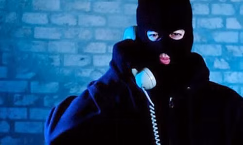 Bi hài, đen đủi đến mức sau khi cuỗm điện thoại, một tên trộm trên đường bỏ trốn thì tai nạn xe máy. Không may cho hắn là người dân gọi báo tin bị nạn ngay cho... khổ chủ bị mất trộm. Thông tin trên báo Pháp luật TP HCM cho biết, chị HTL (32 tuổi, Phú Mỹ) nhận được điện thoại của người lạ gọi từ chính số điện thoại của mình báo tin có người quen bị tai nạn. Lúc này, chị cũng phát hiện bị mất điện thoại iPhone 6S, một nhẫn vàng 18K và tiền mặt. Khi đến hiện trường, chị thấy VTHD (31 tuổi, đồng nghiệp của chị) bị tai nạn. Kiểm tra túi xách của D. thì chị L. thấy điện thoại cùng 3 triệu đồng tiền mặt của mình mới vỡ lẽ D. nẫng đồ và bỏ đi. Ảnh minh họa. Nguồn ảnh: Đời sống pháp luật.