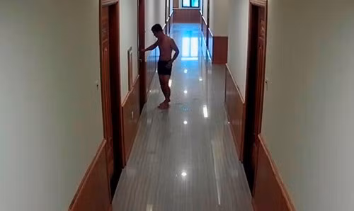 Tên trộm đã lân la làm quen với du khách và lấy được thông tin cá nhân cần thiết trước khi giả dạng và thực hiện hành vi trộm cắp của mình. Sau khi lấy đồ, tên này còn mặc quần áo của du khách bị mất cắp và quay lại lễ tân trả chìa khóa phòng. Nguồn ảnh: Tiền Phong.