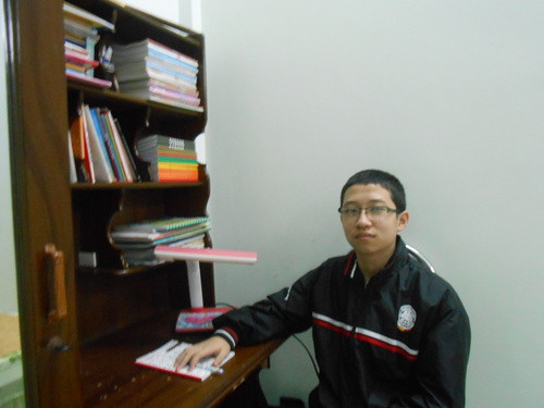 Năm học lớp 9, Nhật Minh đã tự học hết chương trình lớp 11 và đặt mục tiêu học hết chương trình lớp 12 vào năm 2015. Ảnh cậu bé Google Nhật Minh tại nhà riêng. Nguồn ảnh: Violet.