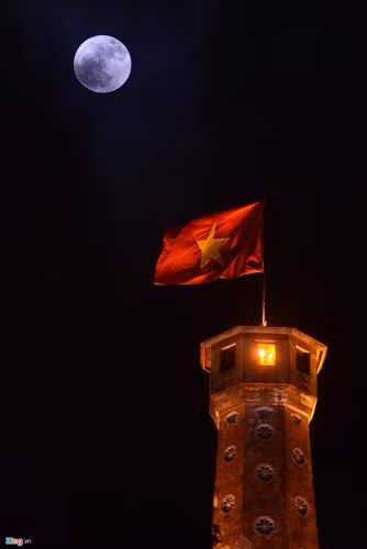 Siêu trăng đêm 14/11 lớn hơn 14% và sáng hơn 30% so với trăng tròn bình thường. Thời điểm mặt trăng cận điểm nằm thẳng hàng với mặt trời và trái đất được gọi là sygyzy (ngày sóc vọng), trăng trông to hơn so với bình thường nên có tên siêu trăng. Nguồn ảnh: Zing.