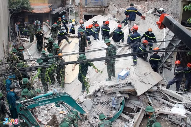 Vụ sập nhà kinh hoàng xảy ra tại 43 Cửa Bắc (Hà Nội) vẫn khiến nhiều người không khỏi xót xa. Ngôi nhà 3 tầng, rộng 30 m2 đổ sập hoàn toàn khi bên trong có 12 người. Nguồn ảnh: Zing.
