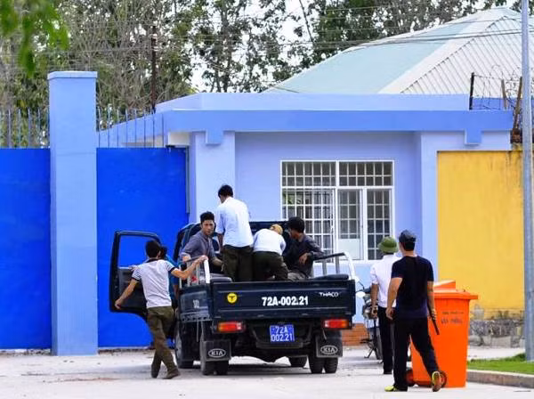 Ngay sau đó, các lực lượng chức năng đã đưa học viên quay trở lại trung tâm. Ảnh một số học viên bị đưa trở lại trung tâm trong ngày 14/4. Nguồn ảnh: An ninh thủ đô.