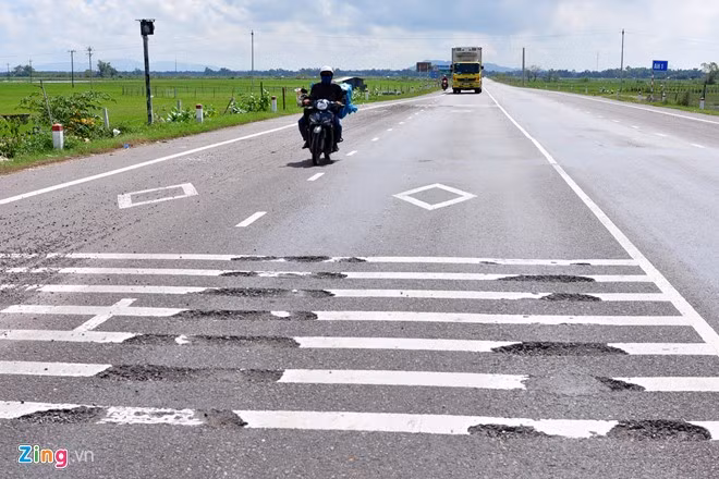 Trực tiếp kiểm tra toàn tuyến quốc lộ 1 Bình Định ngày 4/11 vừa qua, Thứ trưởng Bộ GTVT Lê Đình Thọ yêu cầu các đơn vị chức năng, Ban QLDA đường HCM (đại diện chủ đầu tư dự án TPCP QL1, cơ quan QLNN dự án BOT Bắc và Nam Bình Định - Phú Yên), nhà đầu tư… khẩn trương phân công cán bộ ứng trực, kịp thời phát hiện các vị trí phát sinh hư hỏng, lên phương án khẩn trương khắc phục những điểm hư hỏng sau mưa lũ.