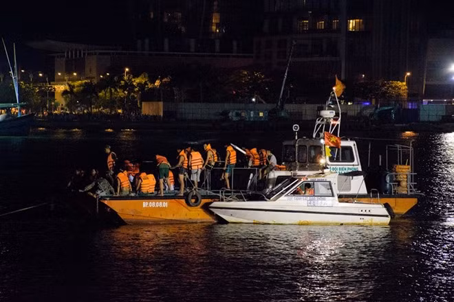 Đây không phải lần đầu tại các địa phương xảy ra tai nạn lật tàu thuyền chết người thương tâm. Khoảng 20h25 ngày 4/6, khi đang chở khách du ngoạn sông Hàn thì tàu Thảo Vân 2 mang số hiệu ĐNa-0016 bất ngờ bị lật và chìm xuống dòng nước xoáy. Hơn 50 hành khách trên tàu rơi xuống dòng sông trong tiếng la hét hoảng loạn. Nguồn ảnh: Zing.