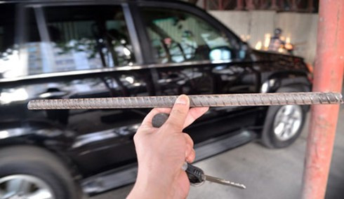 Cũng trong khoảng thời gian này, khi đang điều khiển xe máy qua công trường nhà ga Hoàng Cầu, bên phía làn đường lưu thông theo hướng Hào Nam – Thái Hà, Dự án đường sắt trên cao tuyến Cát Linh - Hà Đông, một người đàn ông đã bị thanh sắt này có đường kính 1cm, dài khoảng 40cm rơi trúng tay khiến anh này ngã xuống đường. Nguồn ảnh: Zing.