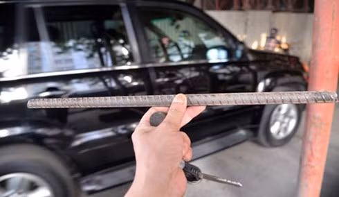 Cũng trong khoảng thời gian này, khi đang điều khiển xe máy qua công trường nhà ga Hoàng Cầu, bên phía làn đường lưu thông theo hướng Hào Nam – Thái Hà, Dự án đường sắt trên cao tuyến Cát Linh - Hà Đông, một người đàn ông đã bị thanh sắt này có đường kính 1cm, dài khoảng 40cm rơi trúng tay khiến anh này ngã xuống đường. Nguồn ảnh: Zing.