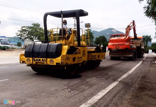 Sau mưa lũ, tuyến quốc lộ 1 qua Phú Yên dài 124 km mặt đường xuất hiện nhiều ổ gà nguy cơ gây tai nạn rất cao. “Chúng tôi đã kiến nghị BQL Thăng Long sớm khắc phục, hoàn trả mặt bằng êm thuận trên quốc lộ 1 đảm bảo an toàn giao thông sau mưa lũ. Ước thiệt hại cơ sở hạ tầng giao thông do mưa lũ trên địa bàn tỉnh hơn 80 tỷ đồng”, lãnh đạo Sở giao thông vận tải Phú Yên nói.