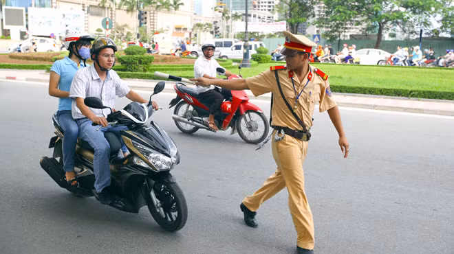 Các trường hợp mua lại xe, cho tặng hoặc thừa kế đều phải sang tên. Người đi mượn xe không cần làm thủ tục này. CSGT cũng không được dừng xe để phạt lỗi sang tên đổi chủ. Nguồn ảnh: Báo Giao thông.