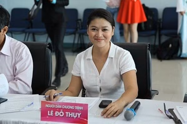 Trong chương trình trực tiếp tưởng niệm các nạn nhân của vụ sập cầu Cần Thơ cách đây nhiều năm, nữ MC Đỗ Thụy đã cũng gặp tình huống "dở khóc, dở cười" khi phát ngôn rập khuôn: “Nhân dịp sập nhịp dẫn cầu Cần Thơ...”.