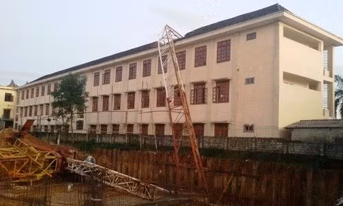 Cần cẩu đang thi công Dự án trung tâm thương mại và biệt thự liền kề Trường Thành 2 nằm sát bên phải của trường THPT Lê Viết Thuật bất ngờ đổ ập vào trường học. Nguồn ảnh: Zing.