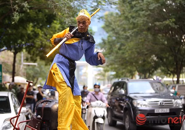 Chàng Tôn Ngộ Không này cho biết thêm, hàng ngày thường đi quanh một số khu vui chơi công cộng, trường học biểu diễn, mỗi ngày trung bình cũng kiếm được khoảng 500.000 đồng, hôm nào nhiều thì được khoảng 700.000 đồng.