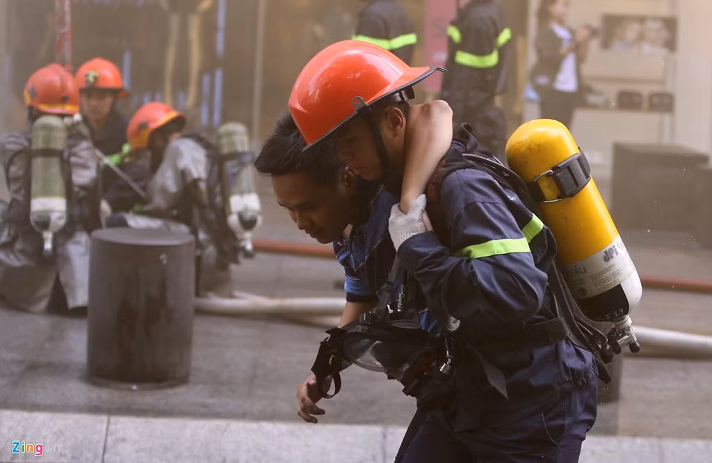 Chiến sĩ nhanh chóng đưa các nạn nhân bị thương thoát khỏi đám cháy.