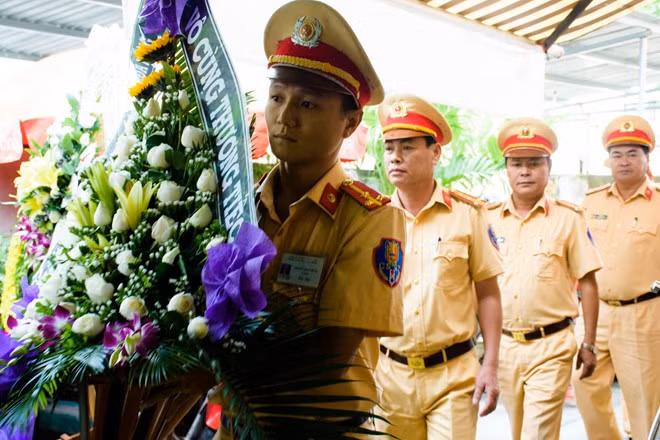 Hình ảnh cán bộ, chiến sĩ Phòng CSGT TP Đà Nẵng đến viếng "chú lính chì dũng cảm" Đỗ Tuấn Dũng. Nguồn ảnh: Zing.
